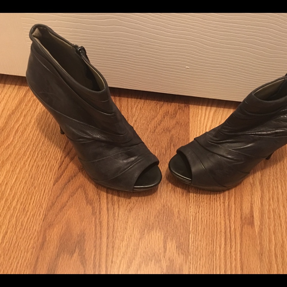 Peep toe black leather bootie. 👠😎💃🏽